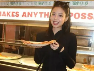 ``BLACKPINK'' Jennie tampak hebat dalam busana bermotif macan tutul... bintang yang bersemangat dengan pizza