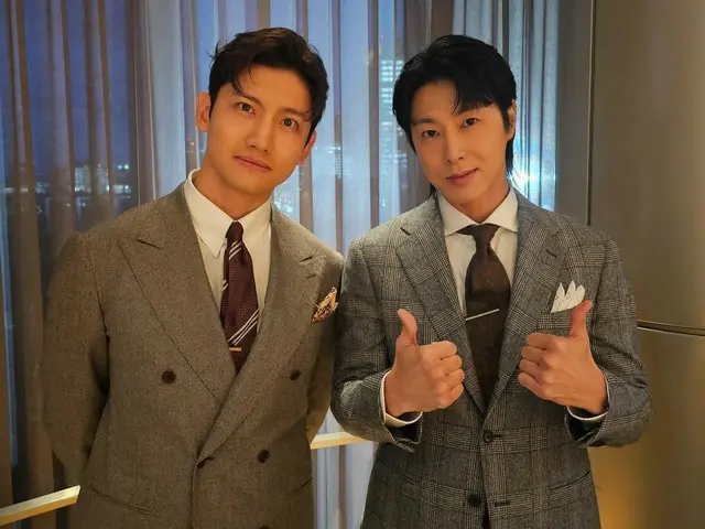 Changmin "TVXQ" berpartisipasi dalam upacara pencahayaan iluminasi bersama Yunho (U-KNOW)... Mata terpaku pada setelan indah itu