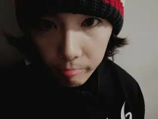 Hongki FTISLAND terlihat lucu dengan janggut dan topi rajutnya