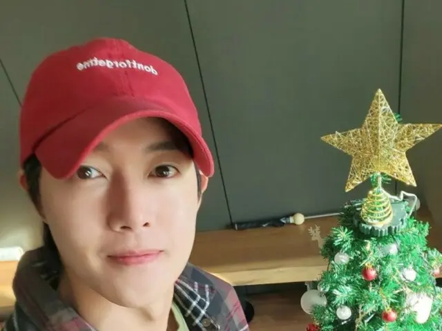 Kim Hyun Joon (Lida) sedang ingin merayakan Natal lebih awal... Bahkan anjingnya pun terlihat bahagia