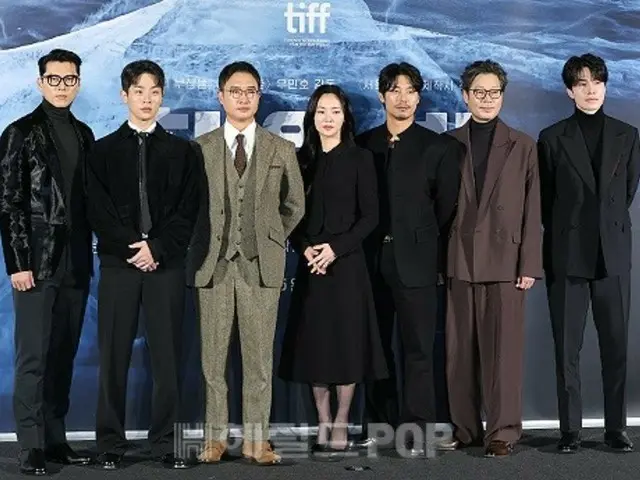 [Foto] Hyun Bin, Lee Dong Wook, Park Jung Min dan aktor utama lainnya dari film "Harbin" menghadiri pertemuan laporan produksi... Mata mereka bertekad