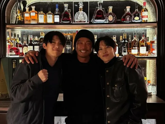 Yoshihiro Akiyama tersenyum cerah dalam pengambilan gambar tiga kali dengan Lim Siwan & DEX... “Ini adalah romansa seorang pria.”