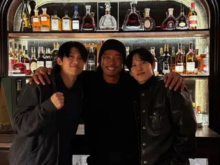 Yoshihiro Akiyama tersenyum cerah dalam pengambilan gambar tiga kali dengan Lim Siwan & DEX... “Ini adalah romansa seorang pria.”