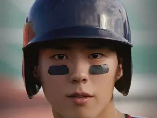 Park BoGum, kali ini dia bertransformasi menjadi pemain baseball... Kontak mata yang membuatmu bersemangat, Sekarang dia berubah menjadi pemain baseball... Kontak mata yang membuatmu bersemangat