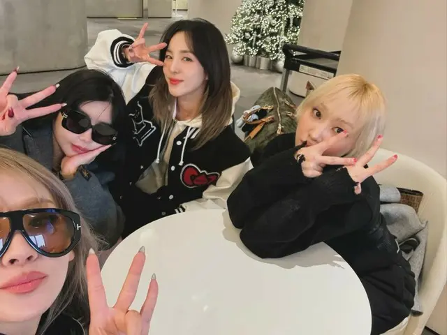 Dara "2NE1" merilis foto seluruh tubuh "2NE1"...Dia memiliki kecantikan berwajah bayi dan bertanya, "Bukankah ini foto dari 10 tahun yang lalu?"