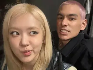 Rosé "BLACKPINK" dan lawan mainnya Evan Mock, yang berperan sebagai kekasih, berada dalam dua adegan persahabatan