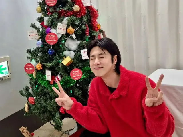 “TVXQ” Yunho (U-KNOW), kedamaian di depan pohon Natal… “Selamat Natal”