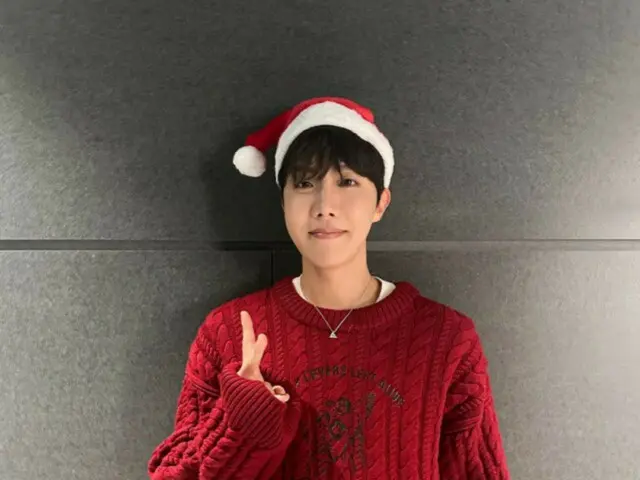 J-HOPE "BTS" menyambut Natal dengan pakaian rajut merah dan topi Santa (dengan video)