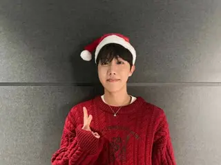 J-HOPE "BTS" menyambut Natal dengan pakaian rajut merah dan topi Santa (dengan video)