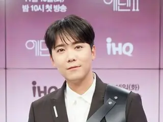 Hongki FTISLAND berduka atas korban kecelakaan pesawat penumpang Jeju Air dengan bunga krisan putih