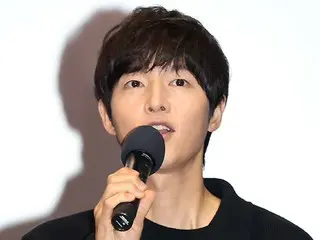 [Foto] Song Joong Ki dan yang lainnya berpartisipasi dalam sambutan panggung untuk film "Bogota: Land of Last Chance"