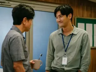 Siwon "SUPER JUNIOR" memamerkan penampilan komedi briliannya dalam film "Itu Dongeng, Tapi Anak Muda Tidak Bisa Melihatnya"...Dia juga bekerja keras di bidang hubungan masyarakat.