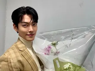 Kim WooBin terlihat sangat keren dalam setelan jas dengan bahu kurus