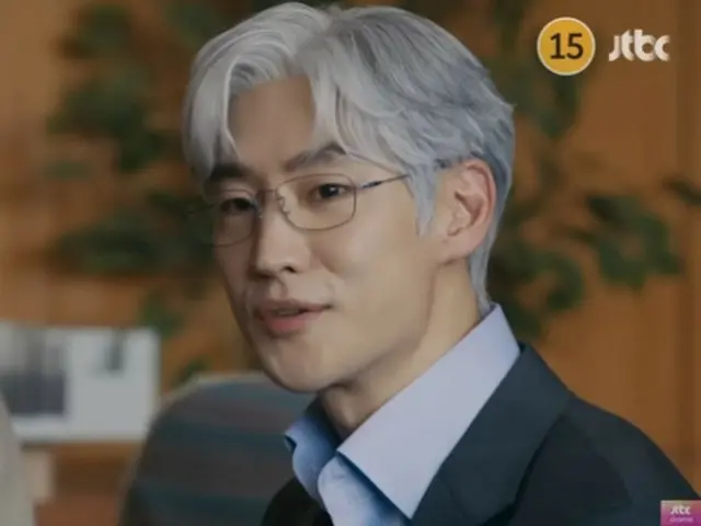 Mau tak mau aku menontonnya lagi, "Benarkah Lee Je Hoon?" Drama baru "The Art of Negotiation" memiliki visual yang sangat berbeda dengan rambut dan kacamata berwarna perak