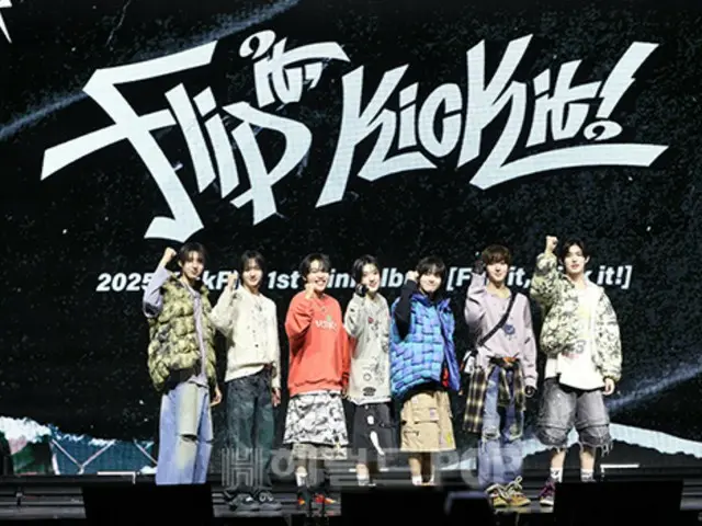 [Foto] “KickFlip” mengadakan showcase untuk memperingati perilisan mini album pertama mereka “Flip it, Kick it!”