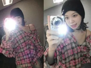 "LE SSERAFIM" KIM CHAE WON sangat imut dalam balutan kotak-kotak merah jambu dan beanie