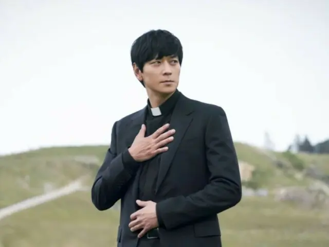 Kang Dong Won dalam jubah pendeta muncul sebagai peri di akhir film "Black Nuns"... Visual yang suci bahkan setelah 10 tahun