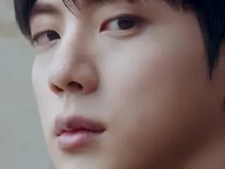 “BTS” JIN memamerkan pesonanya yang lentur dengan “Alo Yoga” (video disertakan)