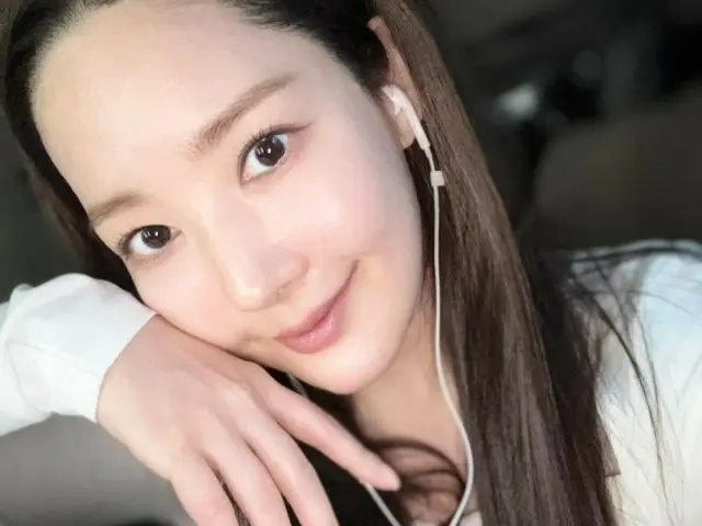 Park Min Young memamerkan kulitnya yang mulus dan berseri tanpa riasan