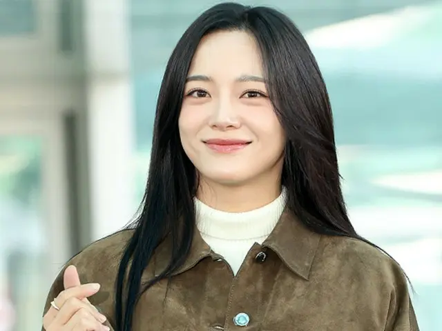 [Foto Bandara] Kim Sejeong menuju Prancis dengan busana kasual di bandara