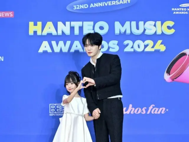 J-JUN menghadiri acara karpet merah Hanteo Music Awards bersama pasangannya yang imut