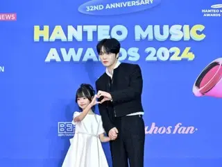 J-JUN menghadiri acara karpet merah Hanteo Music Awards bersama pasangannya yang imut