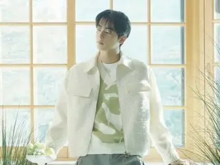 Cha Eun Woo ASTRO hanya bersandar di jendela...