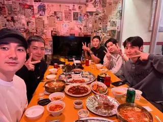 Aron NU'EST merilis foto mereka berlima sedang makan malam bersama... Termasuk Kim Jong Hyun (JR) dan Hwang Minhyun yang saat ini tengah menjalani wajib militer