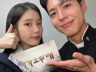 Park BoGum tampil di "Music Stage" bersama IU... tampil segar dengan seragam sekolah