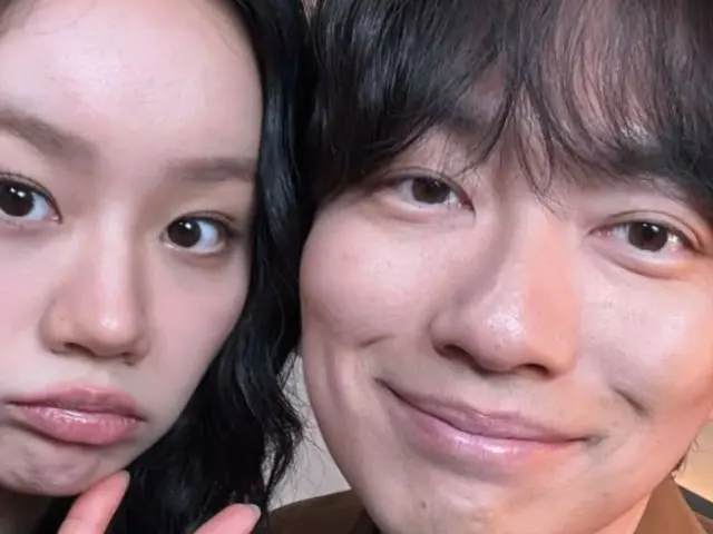 Hyeri x Lee DongHwi, persahabatan di "Reply" masih kuat... Mereka berfoto selfie dengan wajah mereka yang saling menempel