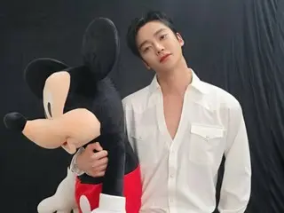 Ro Woon (SF9) memancarkan aura seksi dalam tampilan serba putih... Mickey cemburu