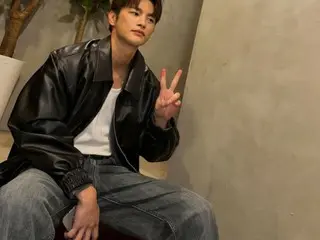 Seo In Guk memancarkan aura yang lebih jantan dalam jaket kulit... dia bahkan lebih tampan sekarang