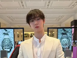 YOON SANHA ASTRO hadir di toko pop-up Swatch... penampilan yang lebih dewasa