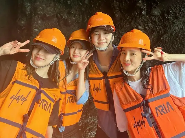 Dara 2NE1 pergi jalan-jalan bersama keluarga bersama saudaranya Thunder dan istrinya Mimi... keluarga yang sangat dekat