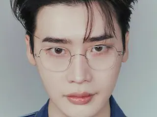 Lee Jung-suk menghiasi sampul majalah mode "SINGLES" dan "Singles JAPAN"... dengan kacamata, ia memancarkan aura intelektual