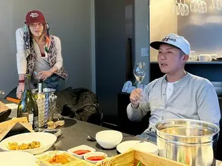 G-DRAGON (BIGBANG) sangat cocok mengenakan rompi bermotif bunga seperti neneknya