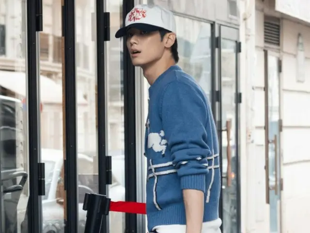 Juyeon THE BOYZ tertangkap sedang menikmati kehidupan sehari-harinya yang penuh semangat bebas di Paris, Prancis! …Tas berwarna pink menjadi sorotan
