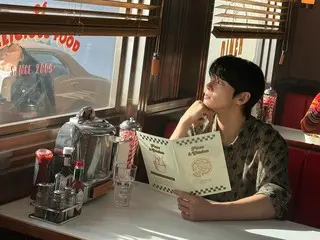 Cha Eun Woo ASTRO ungkap cuplikan di balik layar syuting iklannya... "Sang jenius berwajah" berdiri di kafe yang cerah