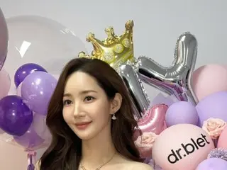 Park Min Young memamerkan kecantikannya yang dewasa dalam gaya berpakaian yang elegan