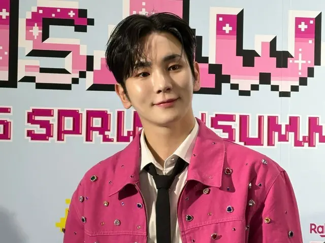KEY SHINee membuat penampilan solo pertamanya di GalAwa... jaket merah muda yang lucu (video disertakan)