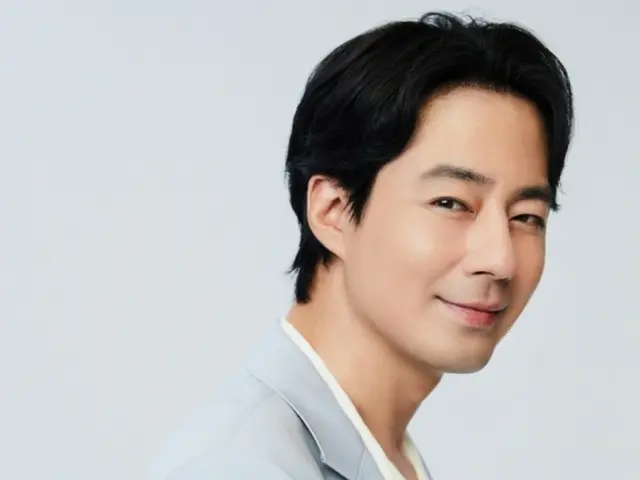 Aktor Jo In Sung menyumbangkan sepatu kets ke panti asuhan pada Hari Anak