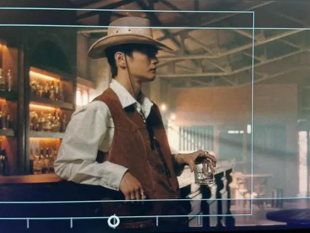 Seo In Guk menjadi topik hangat setelah berdandan ala "koboi" yang anggun