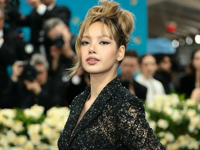 Lisa BLACKPINK cetak wajah aktivis? Kostum Louis Vuitton memicu kontroversi... Desainer menjelaskan