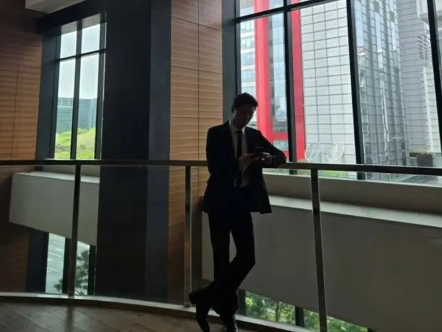 Jun Su (Xia) terlihat keren hanya dari siluetnya