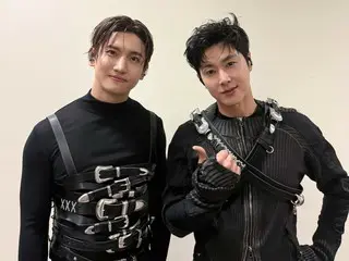 TVXQ berpose setelah menyelesaikan penampilan mereka di "SMTOWN LIVE 2025" di Meksiko