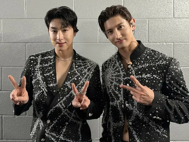 TVXQ menyapa penggemar dengan tanda perdamaian setelah menyelesaikan "SMTOWN LIVE 2025" di Los Angeles