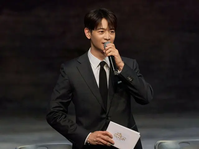 Minho SHINee menyumbangkan bakatnya sebagai pembawa acara GV (interaksi dengan penonton) untuk pertunjukan amal drama "Waiting for Godot"