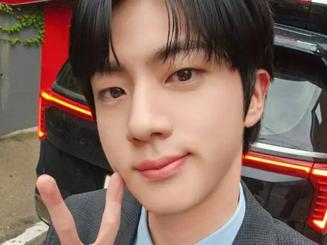 JIN "BTS" menyapa penonton dengan setelan jas yang menawan... "Saya menikmati makanan lezat sepanjang hari"