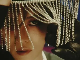 J-JUN membuat Anda terpesona dengan tatapannya yang menggoda... Visual konsep ke-4 untuk "Beauty in Chaos"