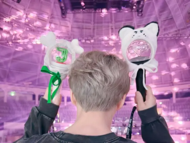 J-JUN berbagi kegembiraannya sebelum konsernya di Seoul... siap dengan lightstick-nya